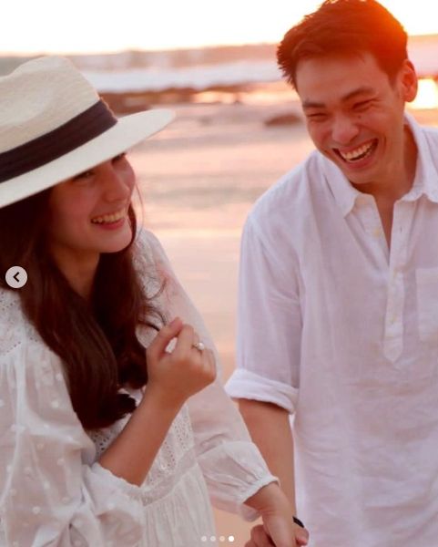 Momen pertunangan Chelsea Islan dan Rob Clinton [Instagram/@elizabethkardinal]