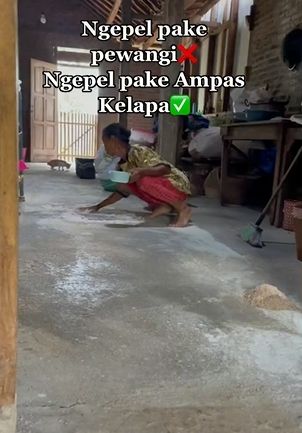 Emak-emak ngepel pakai ampas kelapa. (Tiktok/@egaafriana_)