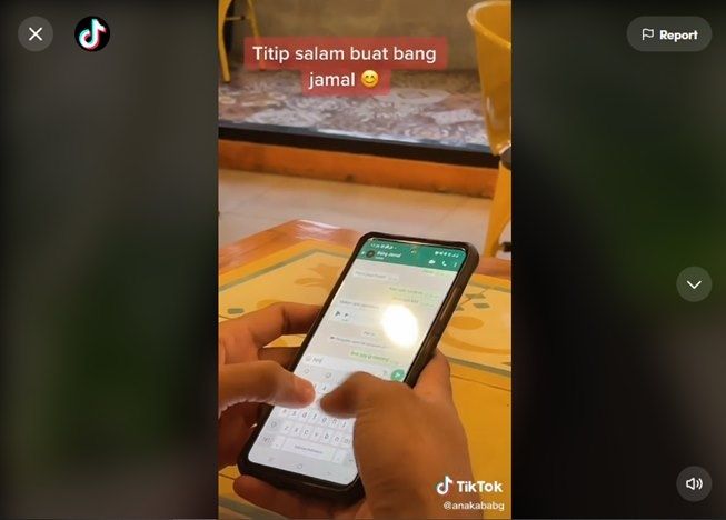 Wanita Pergoki Pacar Asyik Kirim Chat Mesra, Nama Kontaknya Bikin Salah Paham. (TikTok/@anakababg)