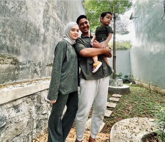 Potret Quality Time Arya Saloka dan Keluarga. [Instagram/putriannesaloka]