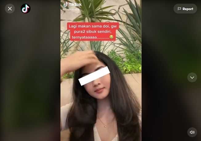 Wanita Pergoki Pacar Asyik Kirim Chat Mesra, Nama Kontaknya Bikin Salah Paham. (TikTok/@anakababg)