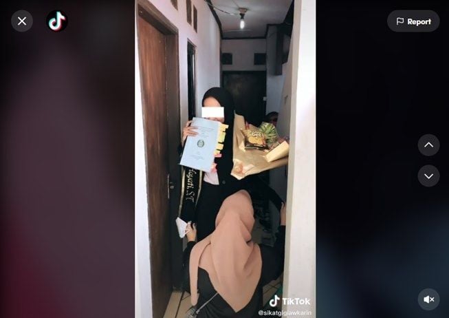 Viral wanita lulus skripsi dapat hadiah mewah dari ibu. (TikTok/@sikatgigiawkarin)