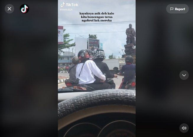 Viral pasangan lakukan ini di lampu merah bikin pengendara lain iri. (TikTok/@mekdi2k)