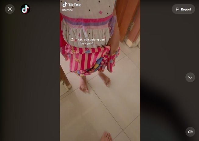 Viral cowok ganteng diserbu bocil usai salat di masjid. (TikTok/@ferrihc)