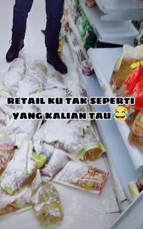 Pegawai minimarket tabur tepung ke bungkus minyak. (Tiktok)