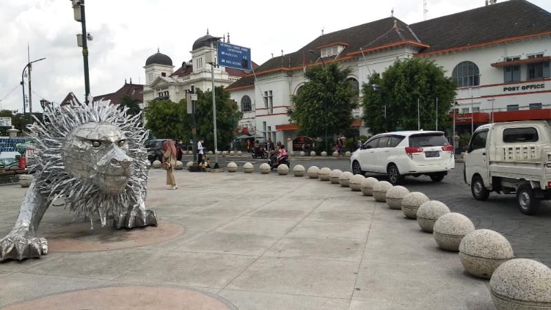 Sejumlah wisatawan nampak memasuki kawasan patung singa di Nol Kilometer, Kota Jogja, Kamis (28/10/2021). - (SuaraJogja.id/Muhammad Ilham Baktora)