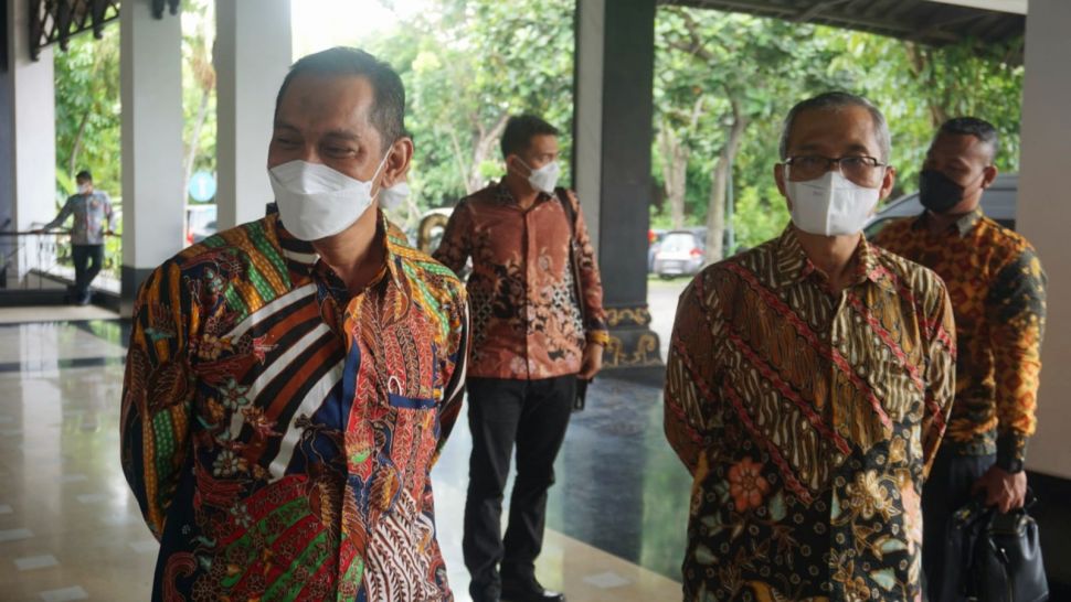 Wakil Ketua KPK Alexander Marwata (kanan) dan Wakil Ketua KPK Nurul Ghufron (kiri) di Hotel Sheraton Mustika, Kamis (28/10/2021). - (SuaraJogja.id/Hiskia Andika)