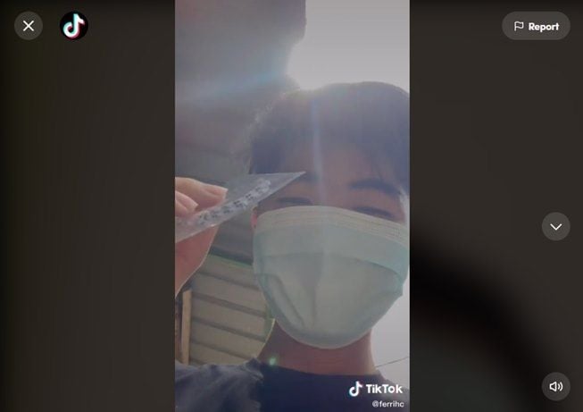 Viral cowok ganteng diserbu bocil usai salat di masjid. (TikTok/@ferrihc)