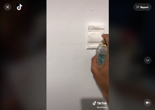 Viral aksi cowok tempel pembalut di tembok kamar, ini fungsinya. (TikTok/@zulfikarv)