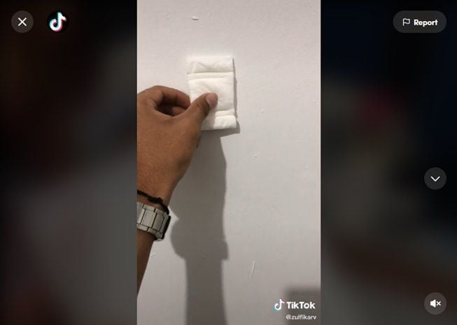 Viral aksi cowok tempel pembalut di tembok kamar, ini fungsinya. (TikTok/@zulfikarv)