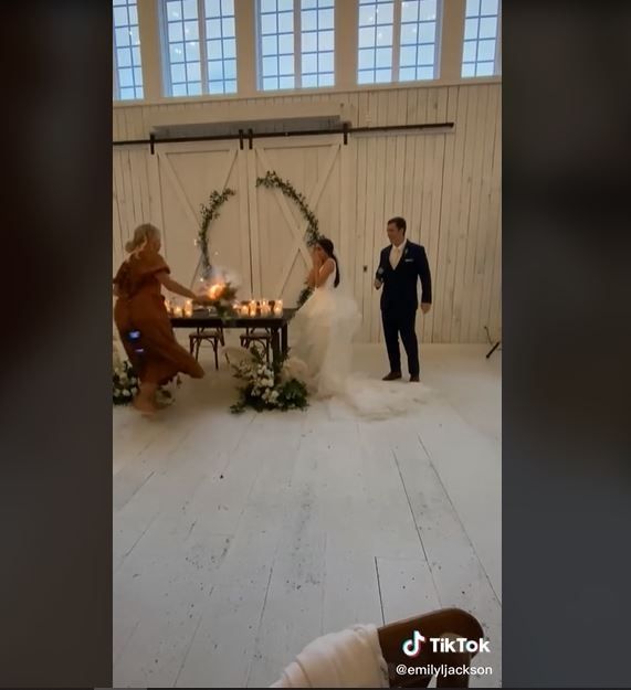 Viral, Buket Bunga Wanita Ini Malah Terbakar saat Menikah (tiktok.com/@emilyljackson)