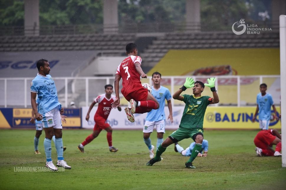 Bek Persekat Tegal, Arif Budiyono (3) berusaha mencetak gol ke gawang Perserang Serang dalam lanjutan Grup B Liga 2 2021 di Stadion Madya Senayan, Jakarta. [PT Liga Indonesia Baru]