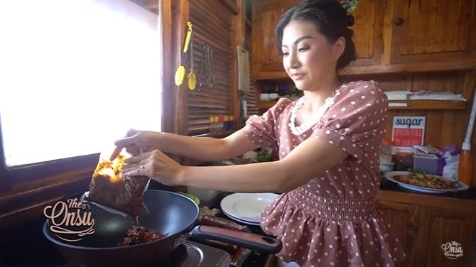 Momen Sarwendah masak di kapal. (YouTube/The Onsu Family)