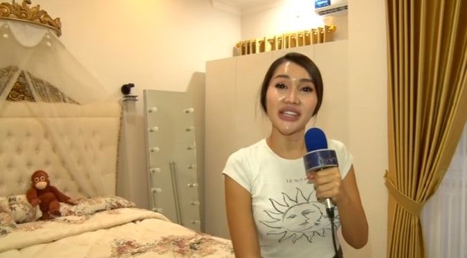 Potret sudut kamar Lucinta Luna. (YouTube/Bintang Mas Entertainment)