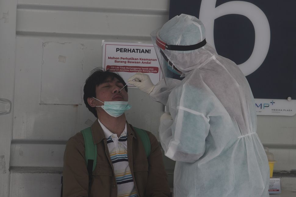 Petugas kesehatan melakukan tes usap (swab test) PCR di Jakarta, Jumat (29/10/2021). [Suara.com/Angga Budhiyanto]