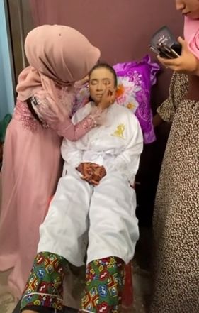 Pengantin wanita tertidur nyenyak saat dirias. (Tiktok)