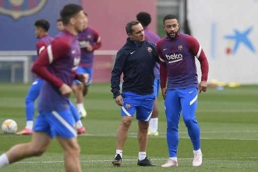 Pelatih sementara Barcelona Sergi Barjuan memimpin sesi latihan di Joan Gamper, Jumat (29/10/2021). [AFP]