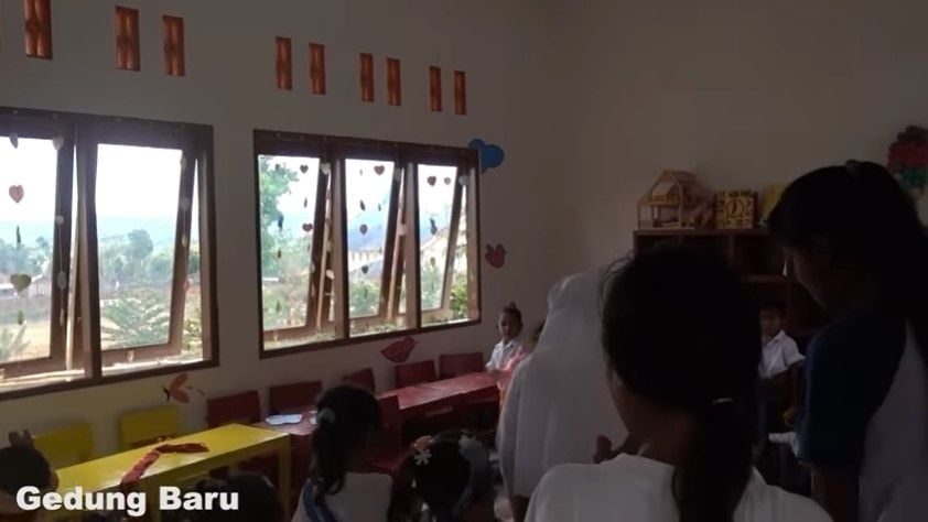 Potret sekolah yang dibangun Irwan Mussry. (YouTube/El Rumi TV)