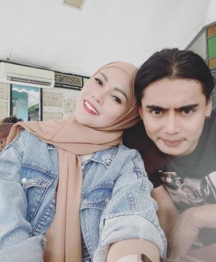 Kemesraan Charly Van Houten dan Regina. (Instagram/@regina_irawan03)