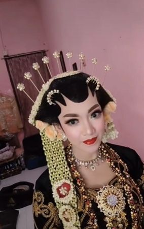 Wajah pengantin disembur asap rokok. (Tiktok/@cindy.salon0