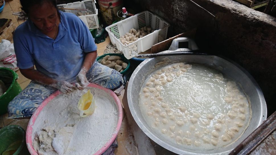 Pegawai di dapur Minah memasak pempek [Suara.com/Tasmalinda]