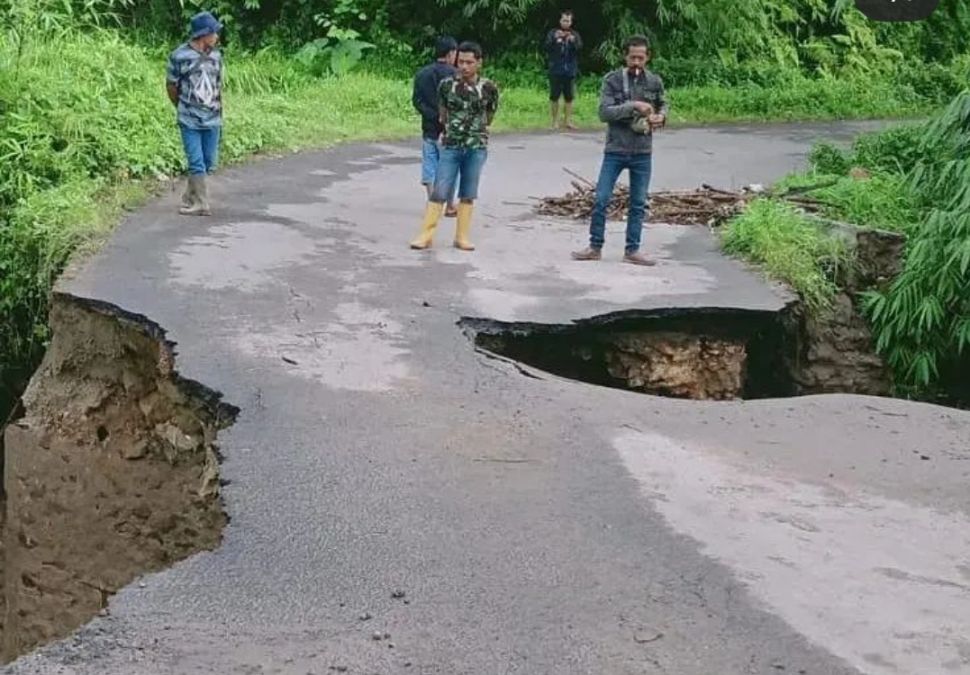 Sebuah jembatan amblas di Kampung Cijoro Bendungan, Desa Rangkasbitung Timur, Kecamatan Rangkasbitung. [Instagram @Inforangkasbitung]