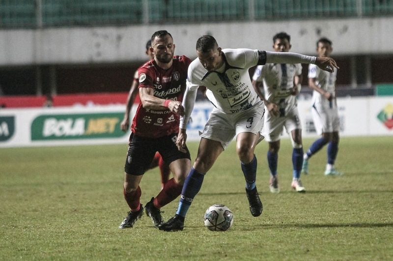 Suasana laga BRI Liga 1 antara Bali United vs PSIS Semarang di Stadion Maguwoharjo, Sleman, Minggu (31/10/2021) malam. [ANTARA FOTO/Hendra Nurdiyansyah]