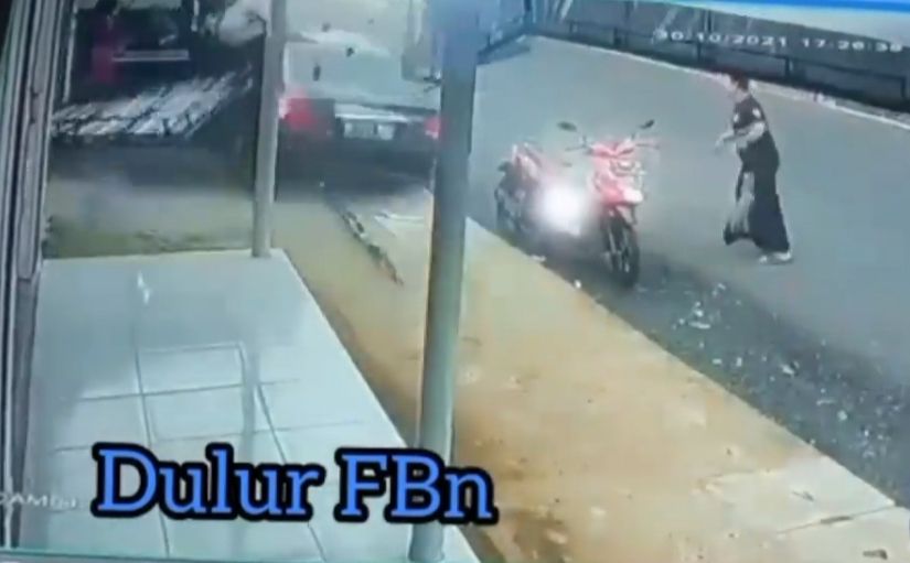 Tangkapan layar video mobil sedan hitam tubruk pemotor di Babakan Nangka, Kecamatan Cigeulis, Kabupaten Pandeglang, Sabtu (30/10/2021). [Isntagram]