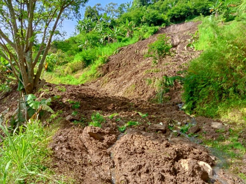 Jalan penghubung dua desa terututp materila longsor di Kecamatan Cidaun, Kabupaten Cianjur, Jawa Barat, Sabtu (30/10/2021)