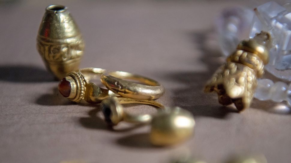 Warga menunjukkan perhiasan emas yang diduga peninggalan masa kerajaan Melayu kuno atau Kerajaan Sriwijaya di Palembang, Sumatera Selatan, Kamis (28/10/2021). ANTARA FOTO/Nova Wahyudi