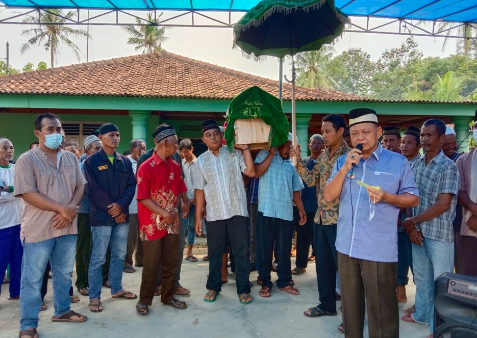 Pemakaman Sutikno warga Desa Tegalyoso, Kecamatan Purbolinggo, Lampung Timur