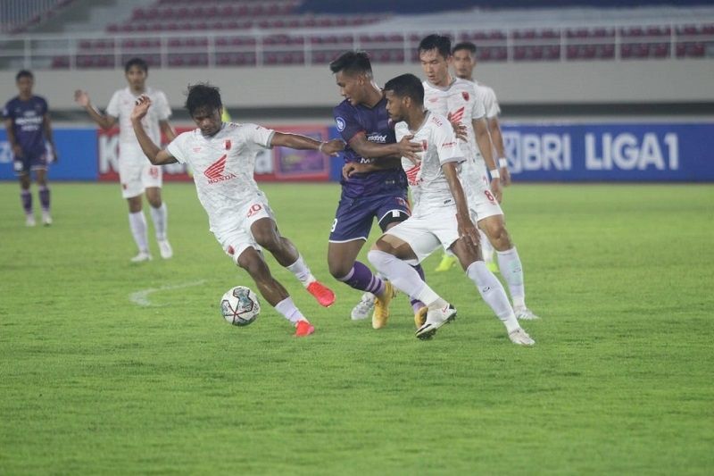 Suasana laga BRI Liga 1 antara Persita Tangerang vs PSM Makassar di Stadion Manahan, Solo, Minggu (1/11/2021) malam. [Suara.com / Ronald Seger Prabowo]