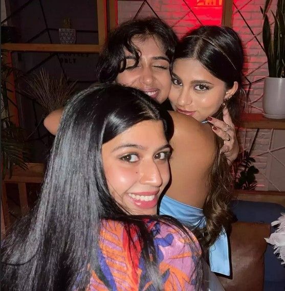 Suhana Khan pesta bareng teman-temannya. [Instagram]