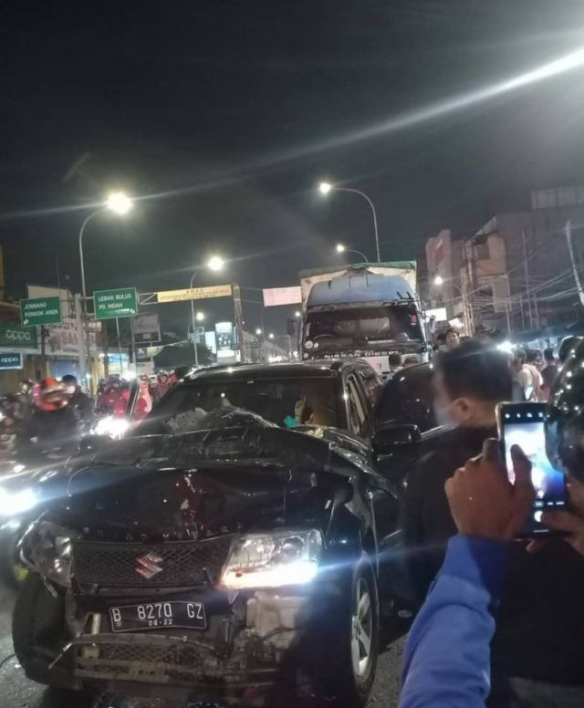 Tabrakan beruntun di depan Ramayana Ciputat, Tangsel, Minggu (31/10/2021). [Bantennews]