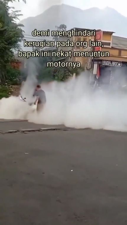 Viral aksi lelaki menangani motornya yang terbakr di SPBU. (Instagram)