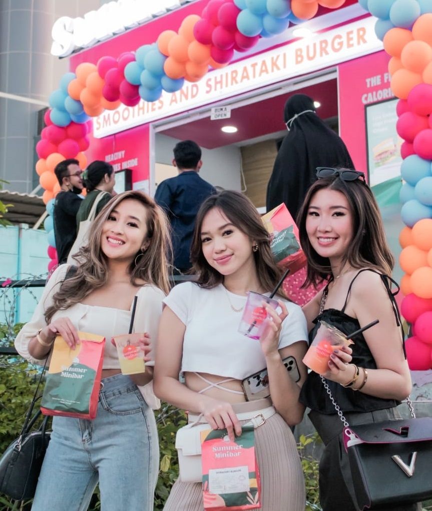 Tiga perempuan memamerkan produk makanan dari Summer Minibar. [dokumentasi pribadi]
