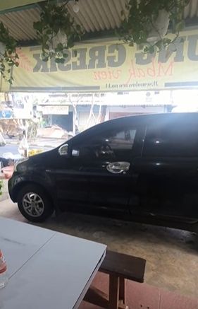 Parkir mobil sembarangan di depan warung, pemilik warung emosi. (Tiktok)