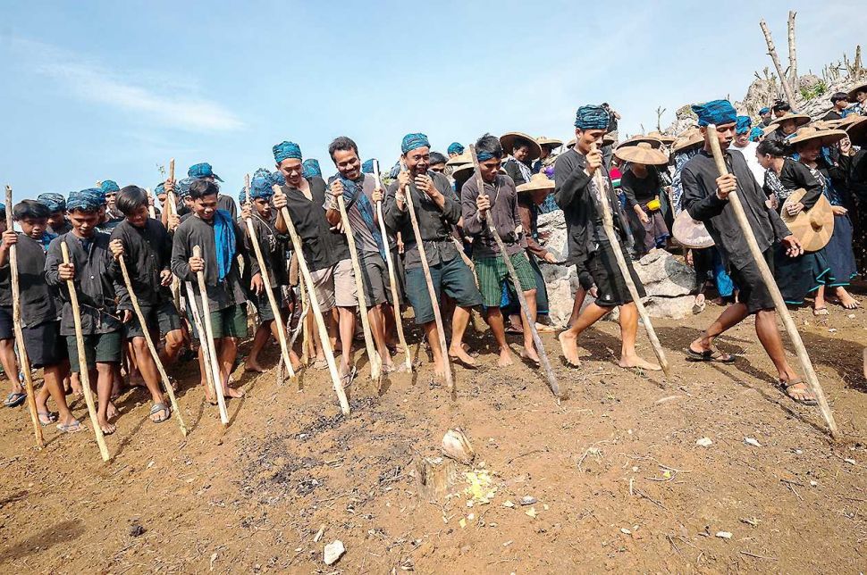 Warga Suku Baduy Luar menggelar tradisi Ngaseuk atau penanaman huma di Desa Bojong Menteng, Lebak, Banten, Senin (1/11/2021). [Antara]