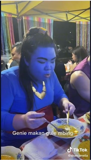 Jin Aladdin makan gulai kambing (TikTok @shaniamelia)