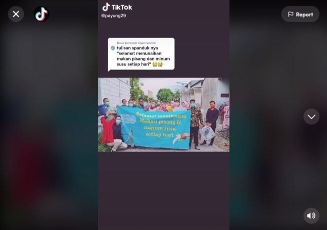 Viral Pengantin Dapat Kado Spanduk, Tulisannya Disorot. (TikTok/@payung29)