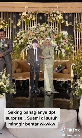 Kejutan tak terduga membuat pengantin pria tergusur di pelaminan. (Tiktok/@krisnapatria)