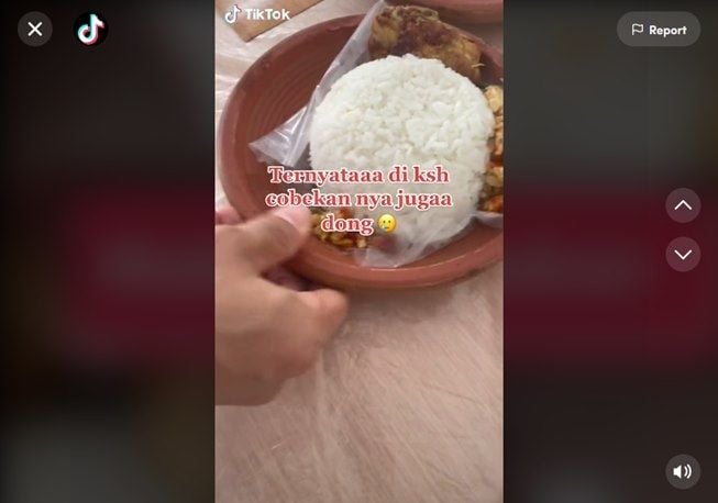 Wanita Curiga saat Pesan Makan Lewat Ojol, Pas Dicek Bungkusnya Mengejutkan. (TikTok/@sstevi)