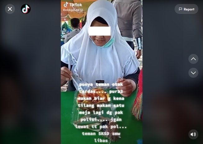 Wanita Gercep Lakukan Ini di Tepi Jalan demi Hindari Tilangan Polisi. (TikTok/@elokgaluh872)