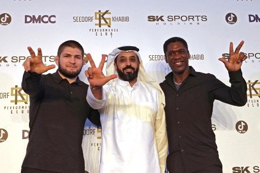 Khabib Nurmagomedov dan Clarence Seedorf mengumumkan terbentuknya SK Sports Holding di Dubai pada 1 November 2021. [AFP]