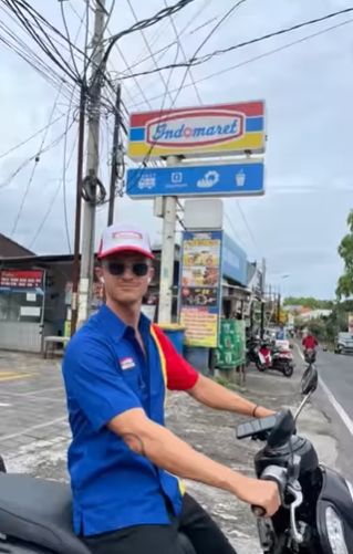 Bule cosplay jadi pegawai Indomaret di Bali. (Instagram/@oidonnyboy)