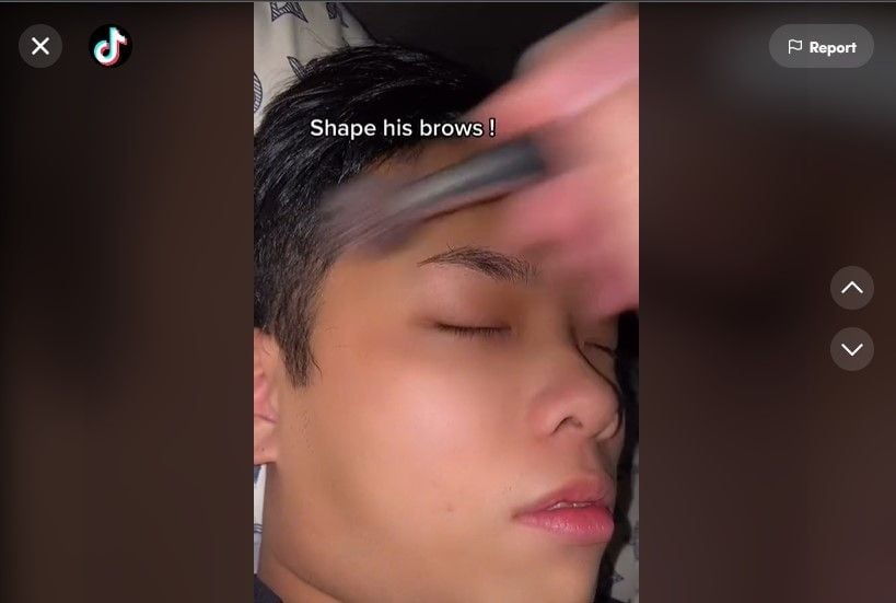 Pakaikan Makeup pada Pacar yang Tidur Pulas, Kejahilan Perempuan Ini Justru Dipuji Netizen. (Dok: TikTok/jopiggy)