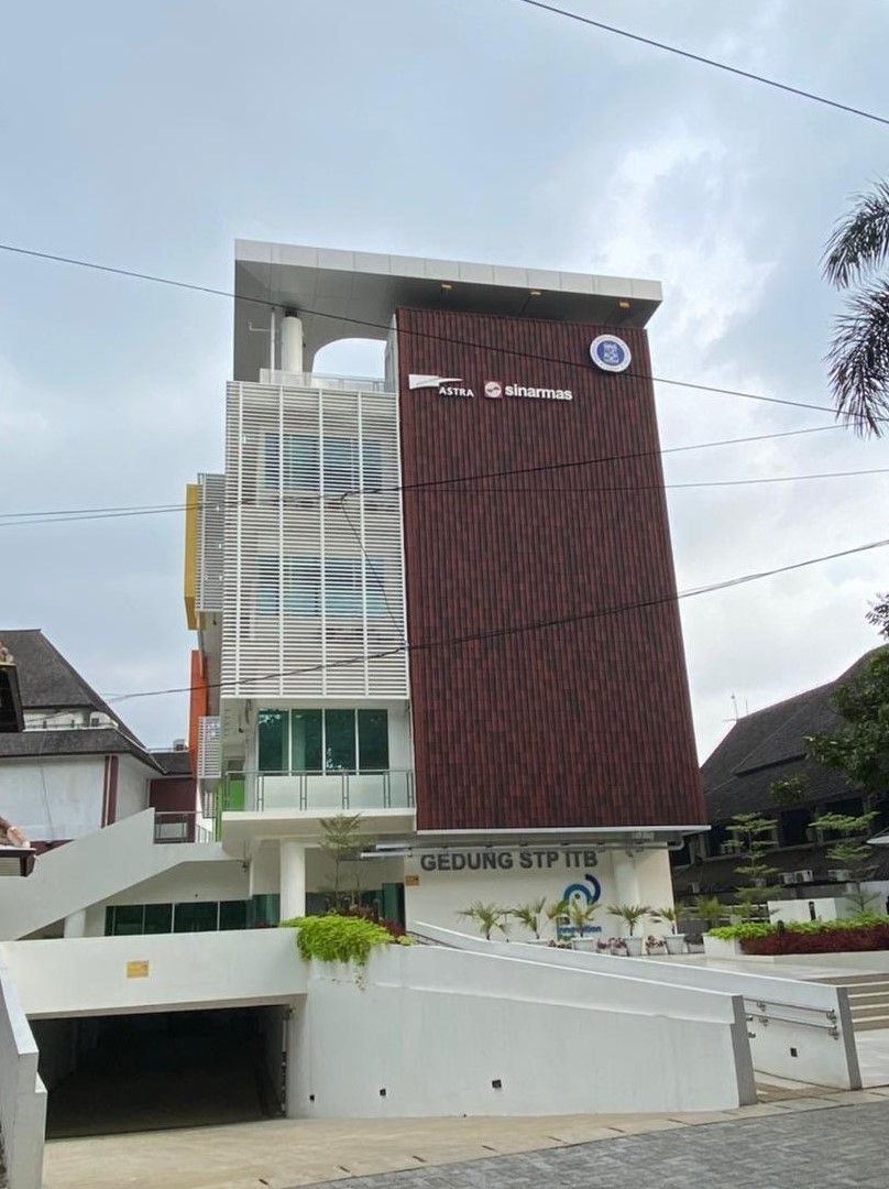 Fasilitas pendidikan di ITB itu berlokasi di Jalan Ganesha No.15 Kota Bandung, memiliki bangunan enam lantai dengan luas bangunan total 4.007,02 meter2 dan akan dimanfaatkan sebagai pusat kegiatan riset, pendidikan serta program inkubator industri yang memfasilitasi pembinaan pelaku bisnis rintisan [PT Astra International Tbk.,].