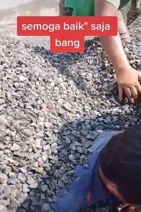 Pria tertimbun kerikil bahan bangunan. (Tiktok/@adisantoso96)