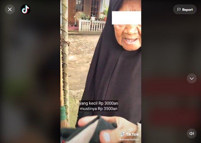 Viral Video Pemuda Bertemu Nenek Jualan Baju Keliling, Harganya Bikin Nangis. (TikTok/@ahmenfathurr)