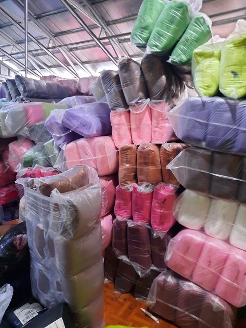 Produksi karpet bulu rasfur Berkah Saluyu. (Shopee)